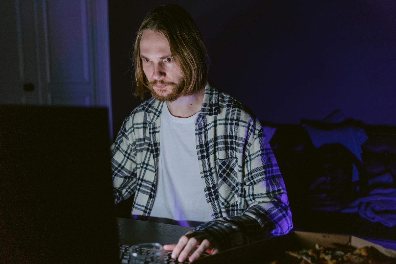 Do I Have a Problem? Signs of Porn Addiction (and Its Symptoms)